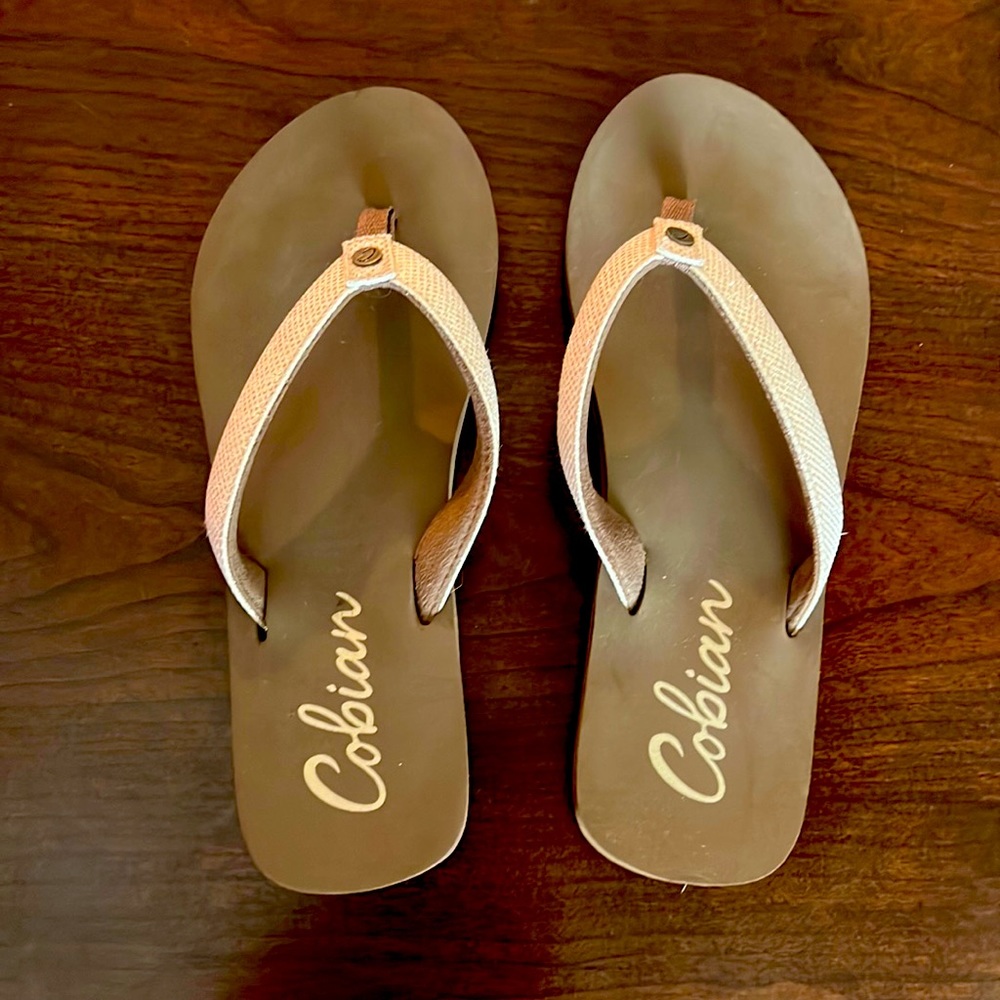 Cobian new without tags brown glitter flip flops size 8.